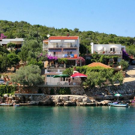 Apartment Zarace - Gdinj 4598A Bagian luar foto