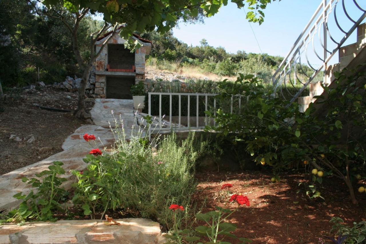 Apartment Zarace - Gdinj 4598A Bagian luar foto
