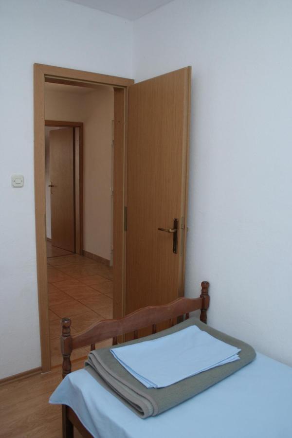 Apartment Zarace - Gdinj 4598A Bagian luar foto