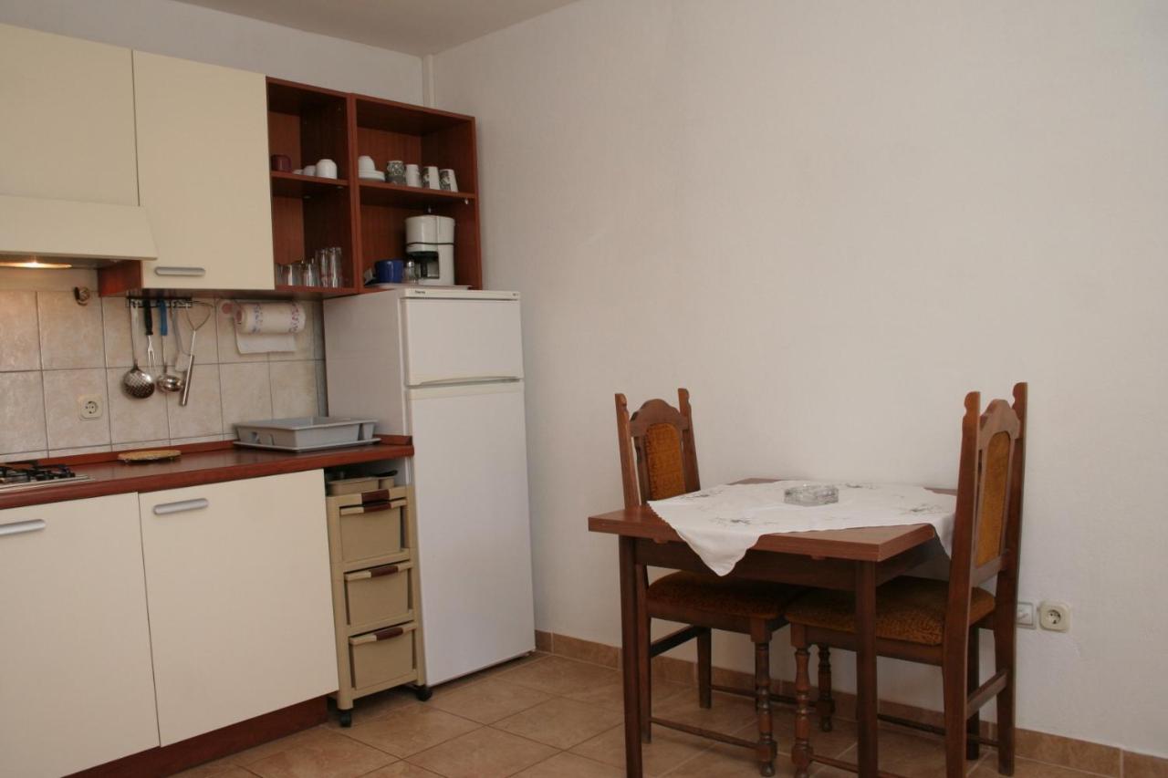 Apartment Zarace - Gdinj 4598A Bagian luar foto