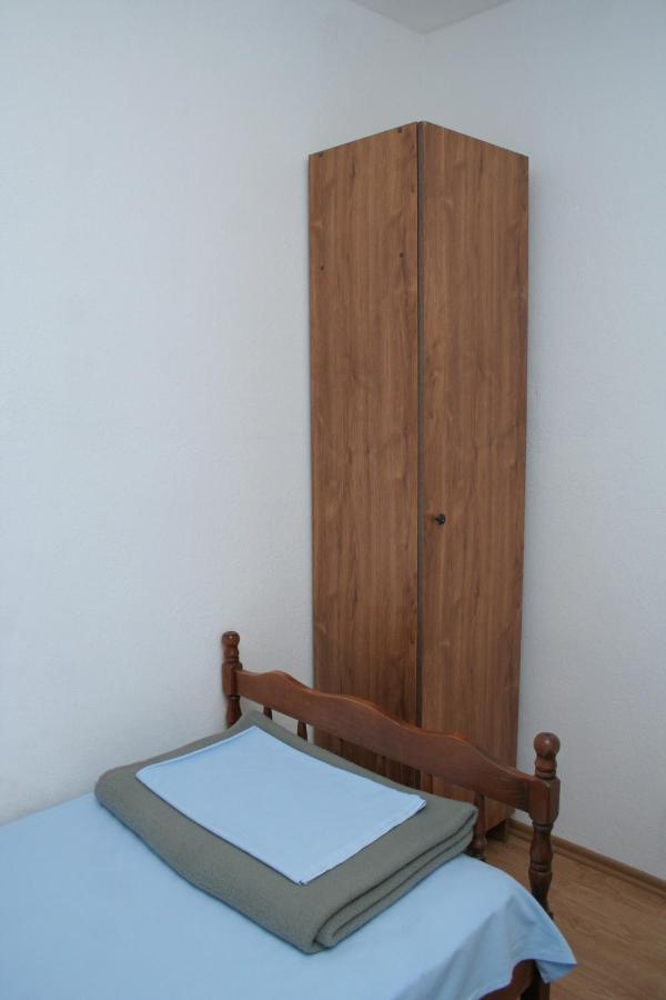 Apartment Zarace - Gdinj 4598A Bagian luar foto