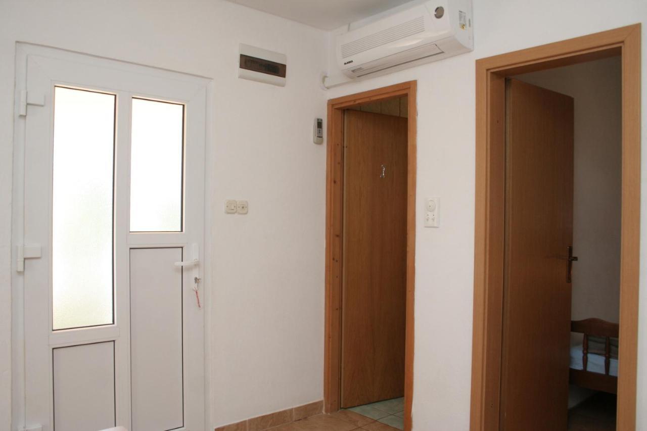 Apartment Zarace - Gdinj 4598A Bagian luar foto