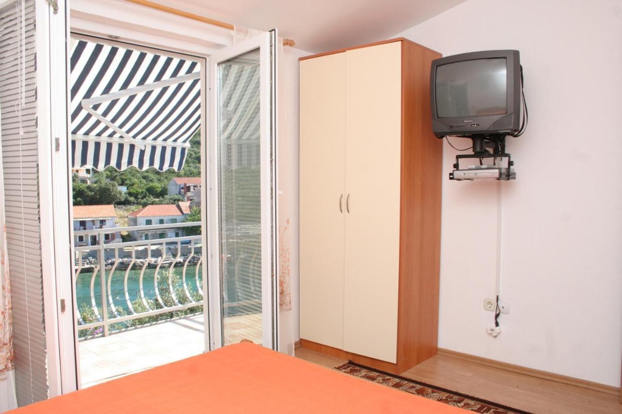 Apartment Zarace - Gdinj 4598A Bagian luar foto