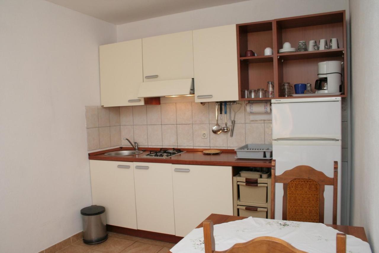 Apartment Zarace - Gdinj 4598A Bagian luar foto