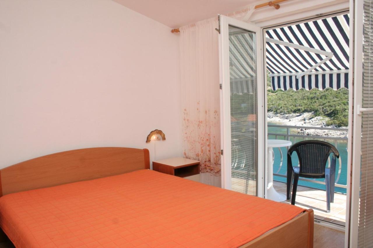 Apartment Zarace - Gdinj 4598A Bagian luar foto