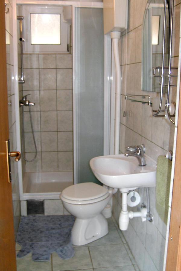 Apartment Zarace - Gdinj 4598A Bagian luar foto