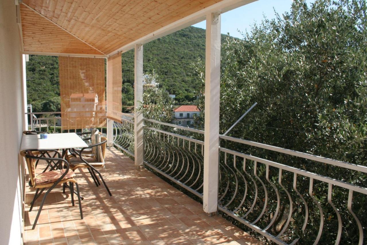 Apartment Zarace - Gdinj 4598A Bagian luar foto