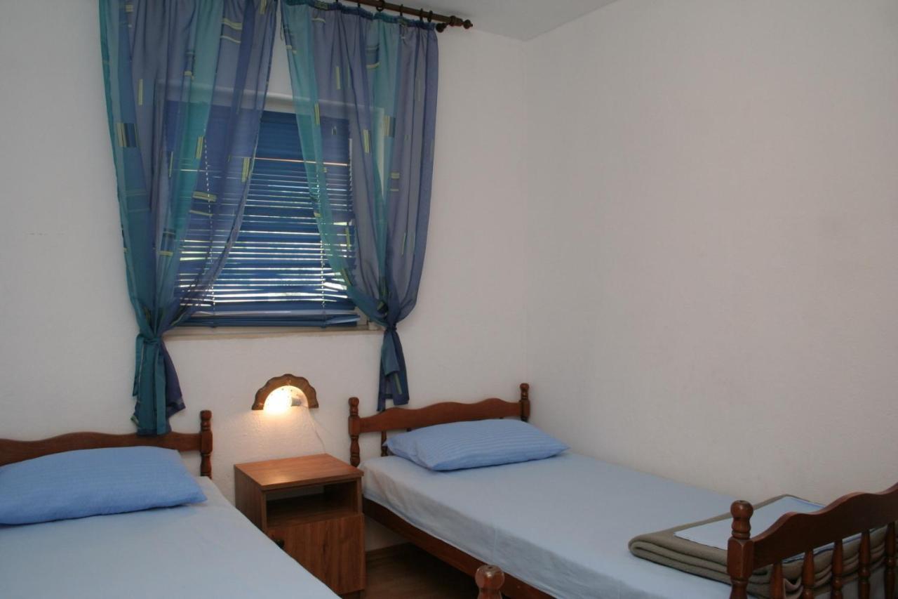 Apartment Zarace - Gdinj 4598A Bagian luar foto